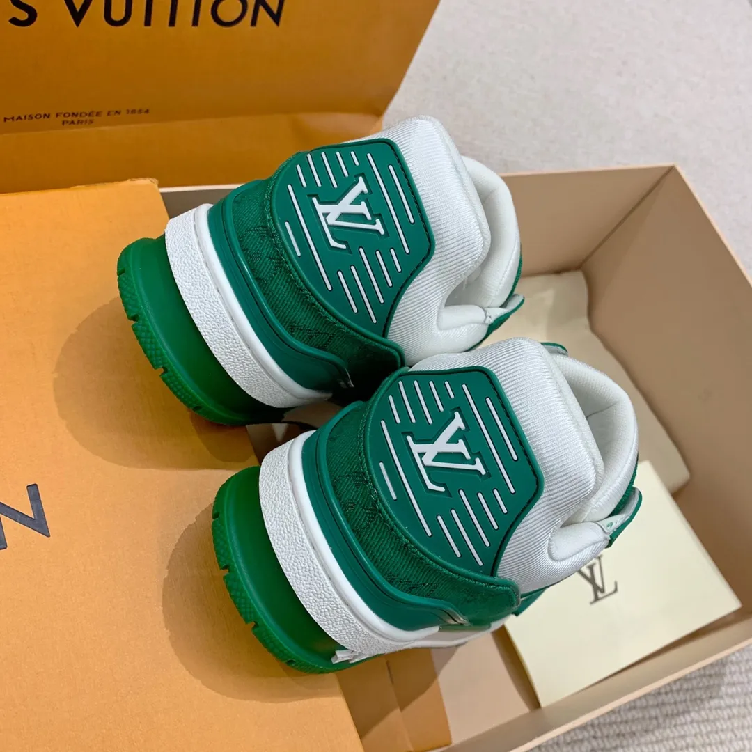 👟👟Ex-factory price 840👟👟 Women's Shoes Factory Purchasing Level ✈️ LV Trainer Latest series of couple's sports shoes Super handsome denim new style, great-looking ~ A must-have item for fashionistas The upper is the top embossed grained calfskin in the market Original open molded T👟👟Ex-factory price U outsole, texture is the same as the original version Please look for our quality Please pay attention to distinguish the currency materials on the market Men's size: 39-45 Women's size: 35-40 ⚠️Full set of packaging (exclusive z👟👟factory price level anti-theft buckle cannot be sold once disassembled)